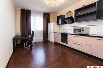 Фото №1: 3-комнатная квартира 90&nbsp;м², 15/17&nbsp;эт. - Краснодар, мкр. Центральный, ул. Кубанская набережная, 64