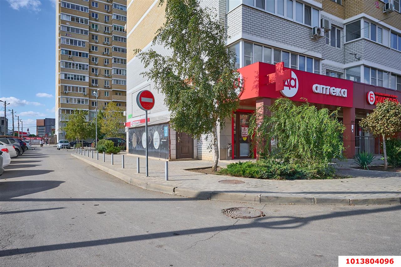 Фото №1: Торговое помещение 87&nbsp;м², 17&nbsp;эт. - Краснодар, Прикубанский внутригородской округ, Музыкальный, мкр. ЖК Светлый, ул. Московская, 144к2
