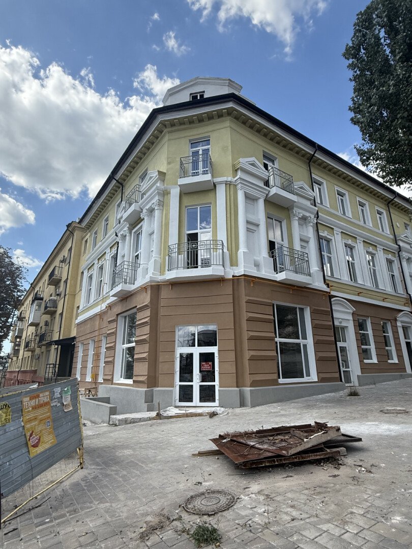 Фото №1: Торговое помещение 180&nbsp;м², 1/3&nbsp;эт. - Мариуполь, р. Жовтневый, пр-кт Ленина, 63/1
