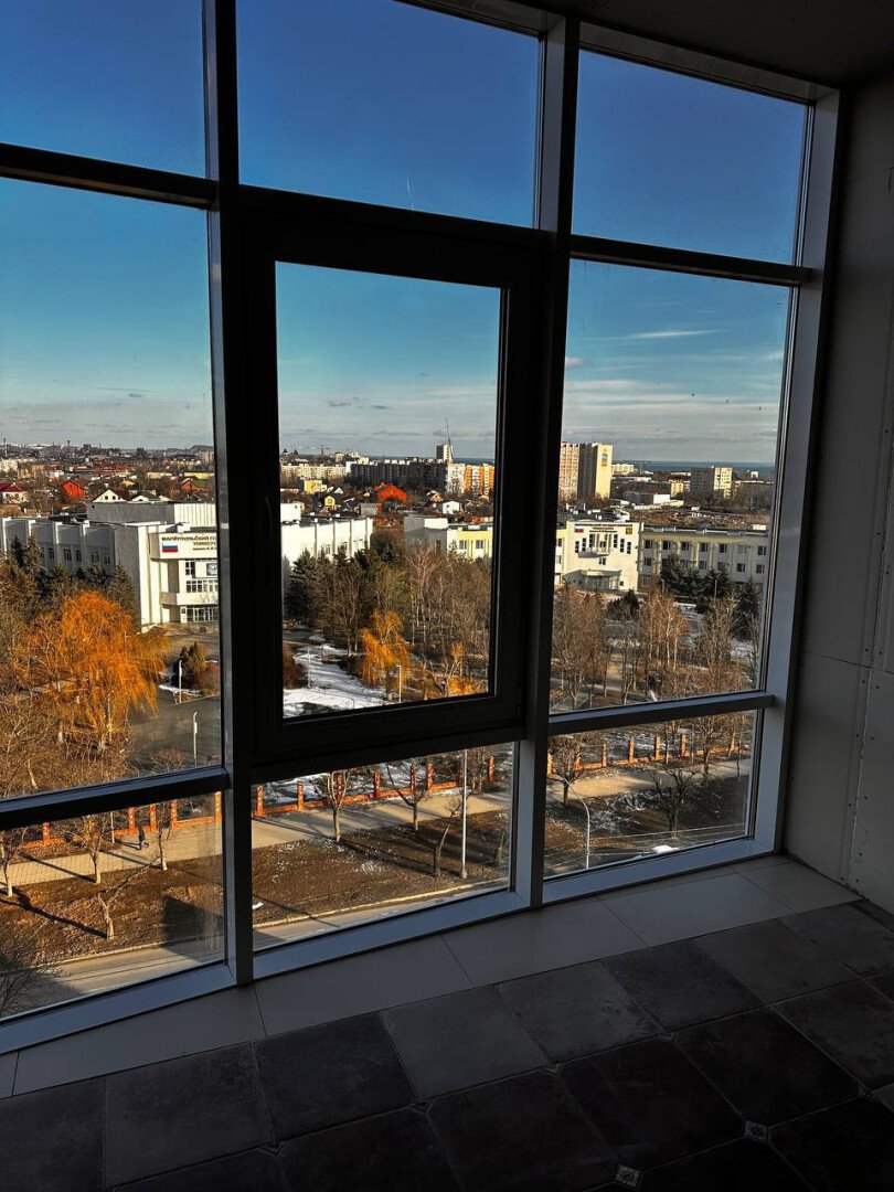 Фото №1: 5+-комнатная квартира 194&nbsp;м², 9/10&nbsp;эт. - Мариуполь, р. Жовтневый, пр-кт Строителей, 108А
