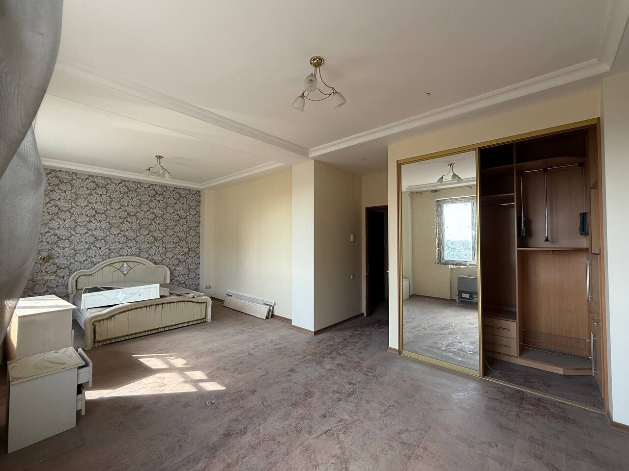 Фото №1: 3-комнатная квартира 195&nbsp;м², 7/9&nbsp;эт. - Мариуполь, р. Жовтневый, пр-кт Строителей, 108А