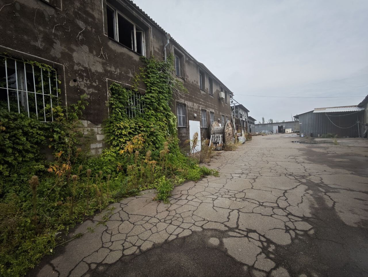 Фото №1: Коммерция 3767&nbsp;м², 2/2&nbsp;эт. - Мариуполь, р. Жовтневый, ул. гавань Шмидта, 10