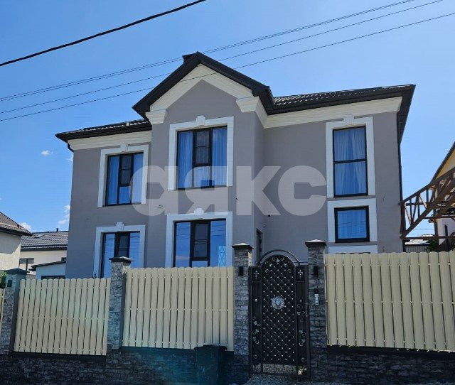 Фото №1: Дом 304&nbsp;м² + 4&nbsp;сот., 2&nbsp;эт. - Геленджик, ул. Покровского, 15