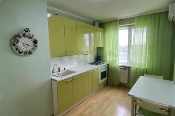 Фото №1: 2-комнатная квартира 52 м², 10/10 эт. - Краснодар, мкр. Юбилейный, ул. Рождественская набережная, 25