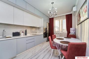 Фото №1: 1-комнатная квартира 42 м², 2/18 эт. - Краснодар, мкр. жилой комплекс Версаль, ул. Черниговская, 1