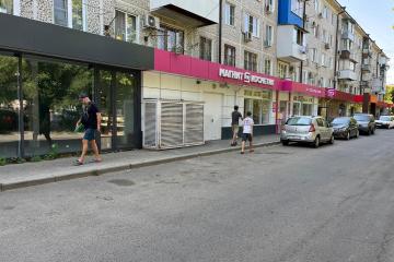 Фото №1: Торговое помещение 430&nbsp;м², 1/5&nbsp;эт. - Краснодар, мкр. Гидростроителей, ул. имени Дмитрия Благоева, 28
