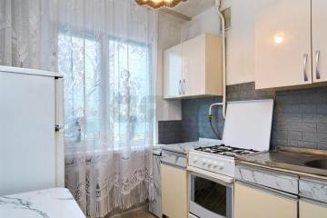 Фото №1: 2-комнатная квартира 43 м², 1/5 эт. - Краснодар, мкр. Славянский, ул. Красных Партизан, 155