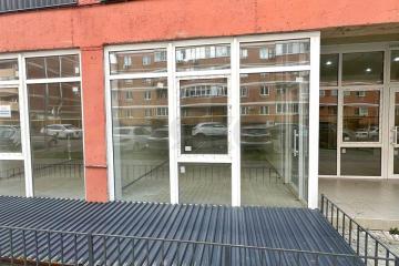Фото №1: Торговое помещение 31&nbsp;м², 1/3&nbsp;эт. - Российский, мкр. Прикубанский внутригородской округ, ул. имени В.М. Комарова, 21Б