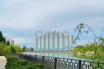 Фото №1: 2-комнатная квартира 62&nbsp;м², 8/16&nbsp;эт. - Краснодар, мкр. ЖК Дом у Озера, ул. Селезнёва, 104/1