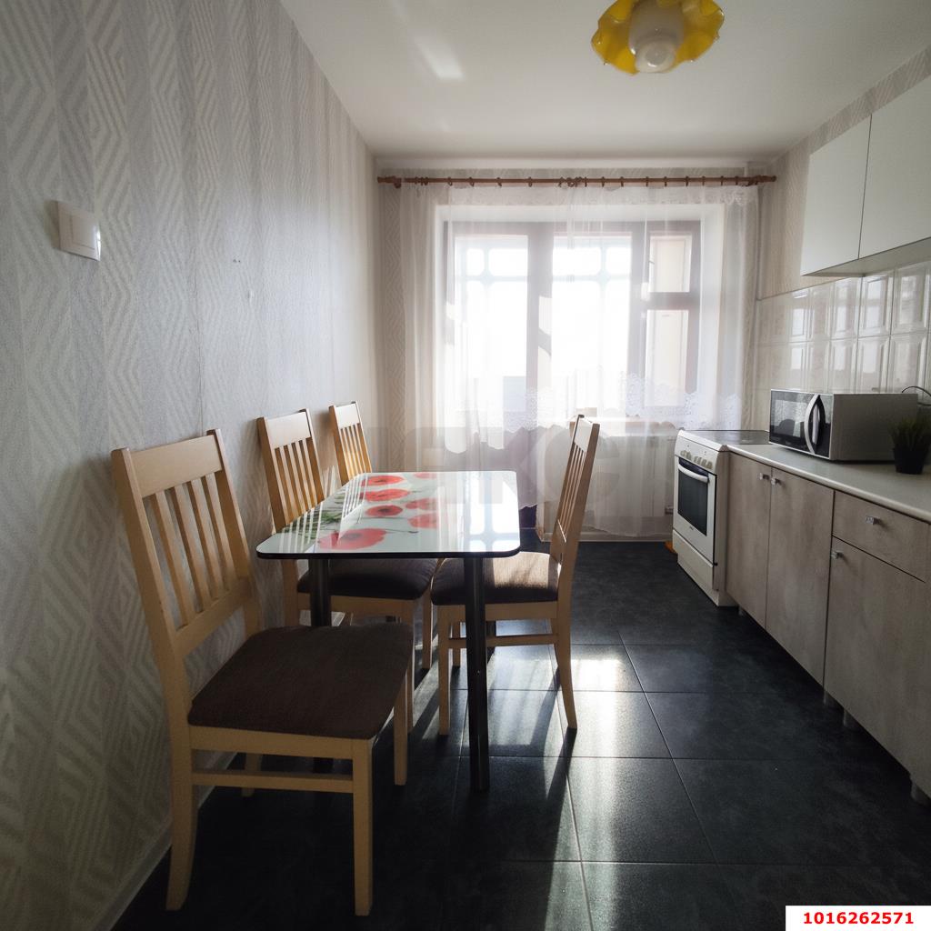 Фото №6: 3-комнатная квартира 80&nbsp;м², 12/14&nbsp;эт. - Краснодар, Западный внутригородской округ, мкр. Юбилейный, пр-кт Чекистов, 33к1