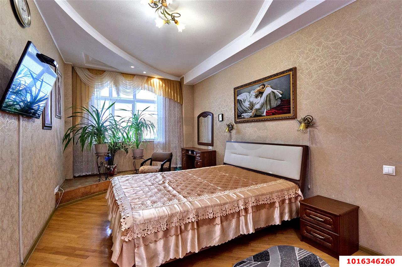 Фото №3: 2-комнатная квартира 75&nbsp;м², 3/4&nbsp;эт. - Краснодар, Западный внутригородской округ, мкр. Юбилейный, ул. 70-летия Октября, 26/1