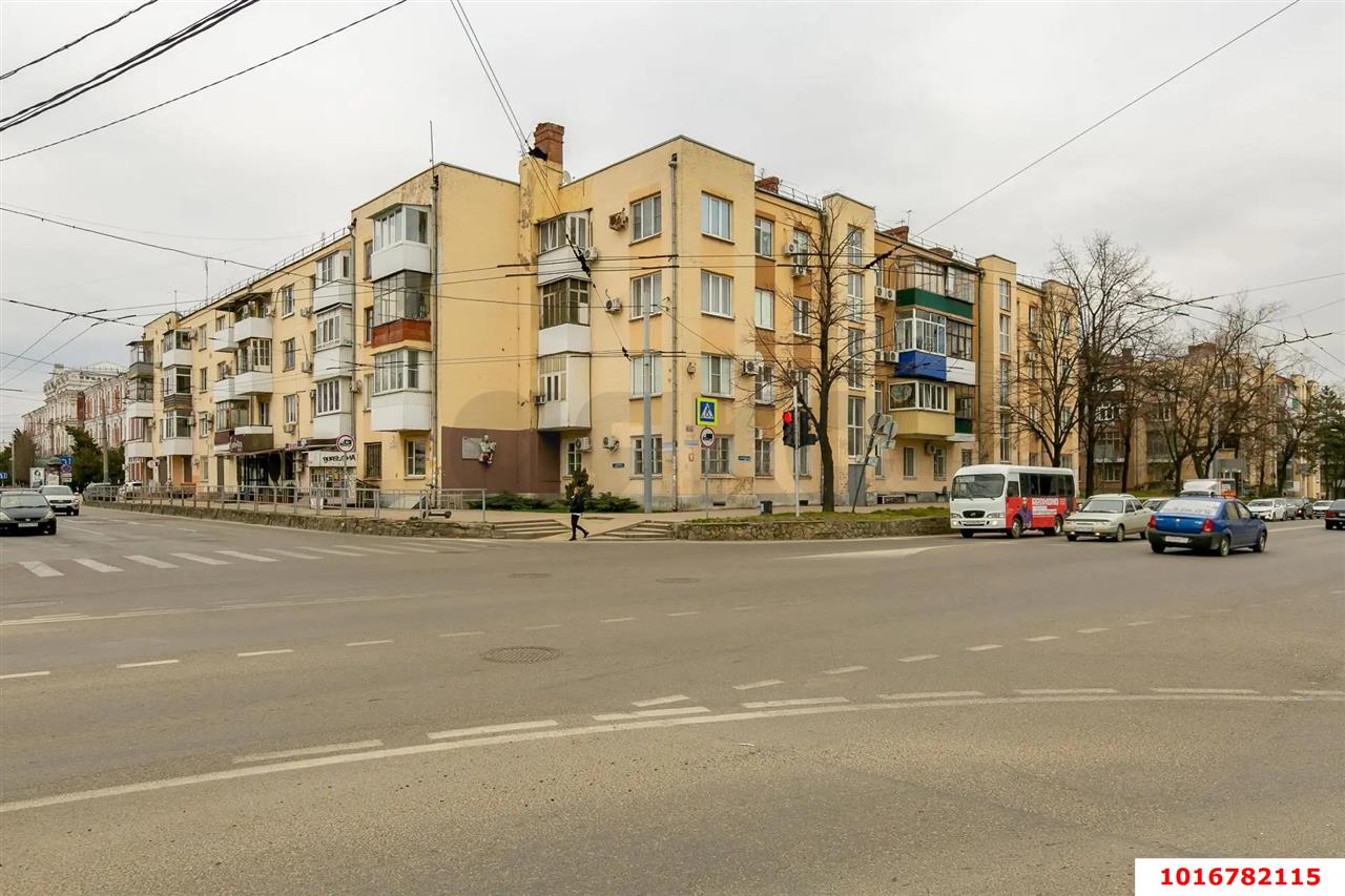 Фото №1: 3-комнатная квартира 55&nbsp;м², 2/4&nbsp;эт. - Краснодар, Центральный внутригородской округ, мкр. Центральный, ул. Митрофана Седина, 2