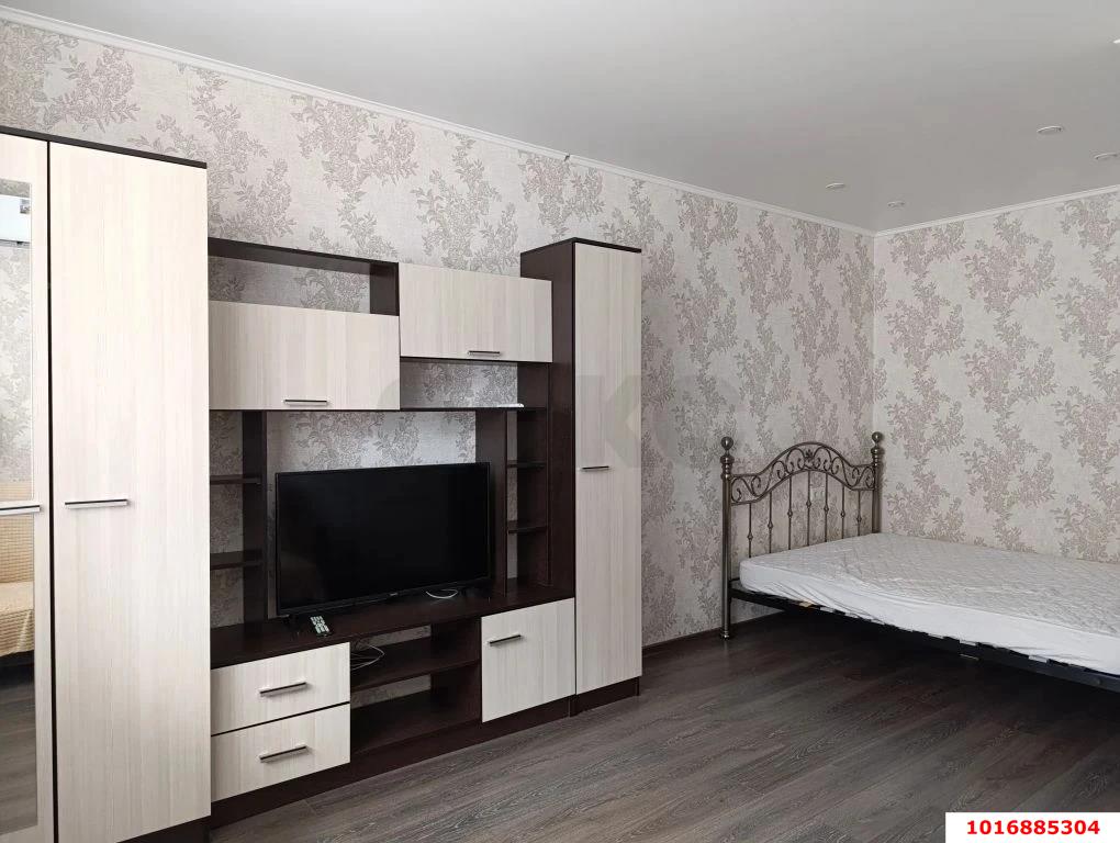 Фото №1: 1-комнатная квартира 41&nbsp;м², 3/3&nbsp;эт. - Краснодар, Прикубанский внутригородской округ, Калинино, имени Петра Метальникова, мкр. ЖК Арбатский, ул. Цезаря Куникова, 18лит4