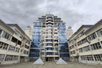 Фото №1: 2-комнатная квартира 65&nbsp;м², 3/12&nbsp;эт. - Горячий Ключ, мкр. Администрация, ул. Ленина, 195Г