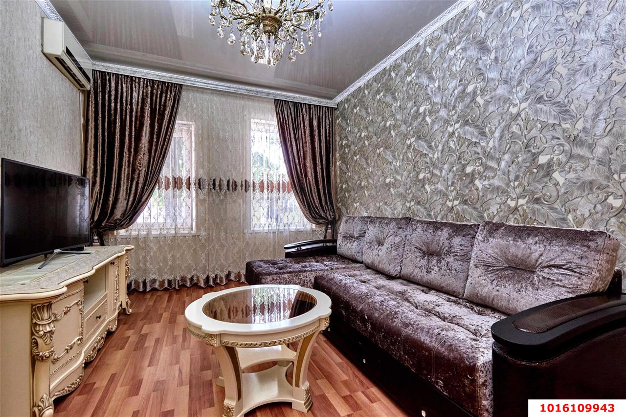 Фото №1: 2-комнатная квартира 46&nbsp;м², 1/1&nbsp;эт. - Краснодар, Центральный внутригородской округ, мкр. Центральный, ул. Коммунаров, 72