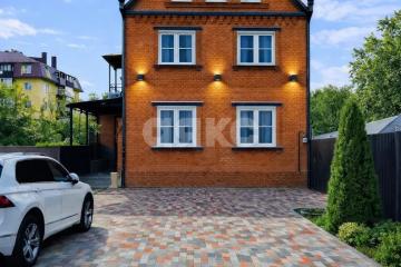Фото №1: Дом 260&nbsp;м² + 6&nbsp;сот., 2&nbsp;эт. - Армавир, мкр. Электротехнический, ул. Герцена, 90А