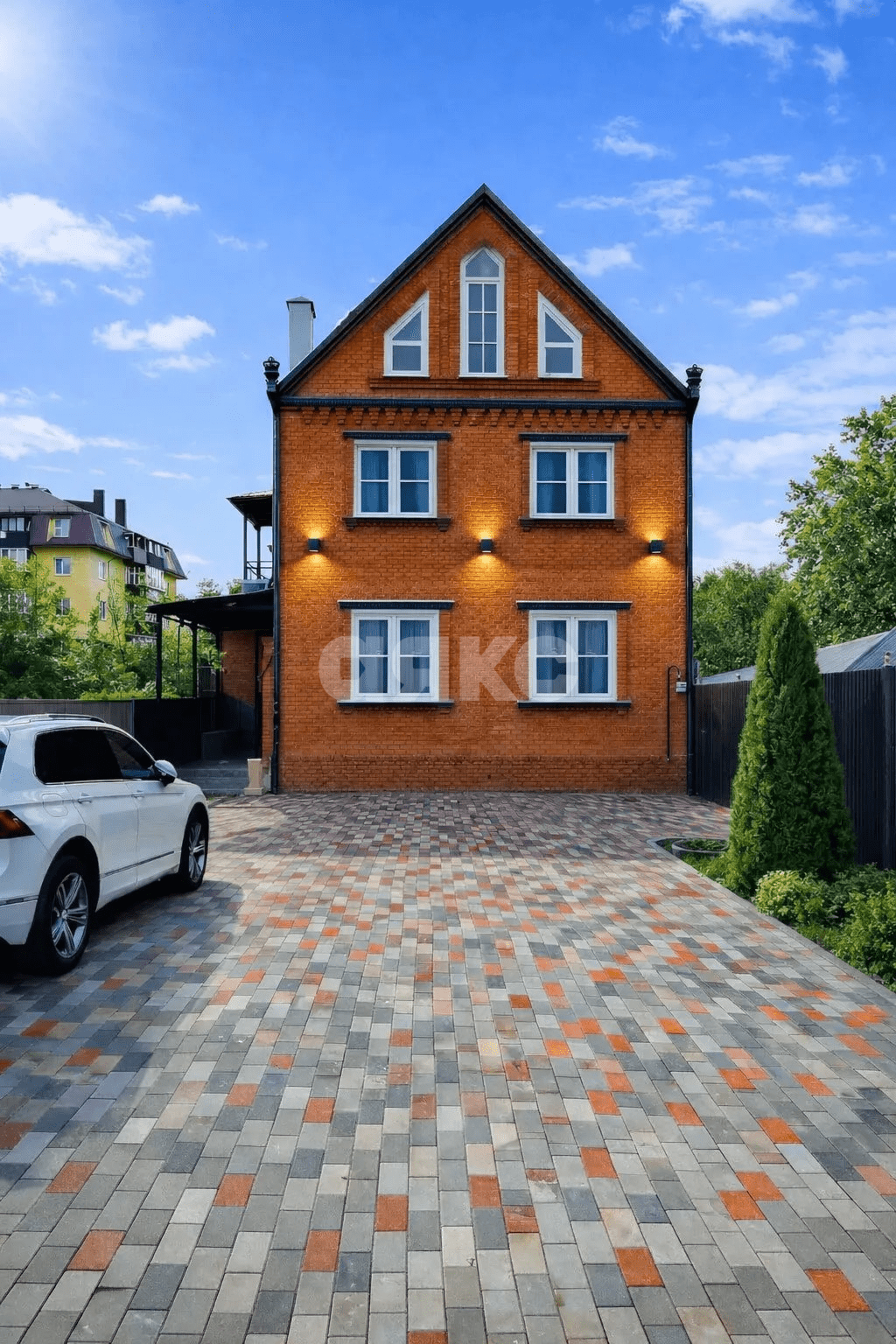 Фото №1: Дом 260&nbsp;м² + 6&nbsp;сот., 2&nbsp;эт. - Армавир, мкр. Электротехнический, ул. Герцена, 90А