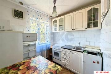 Фото №1: 2-комнатная квартира 42&nbsp;м², 5/5&nbsp;эт. - Краснодар, мкр. Черёмушки, ул. Ставропольская, 222
