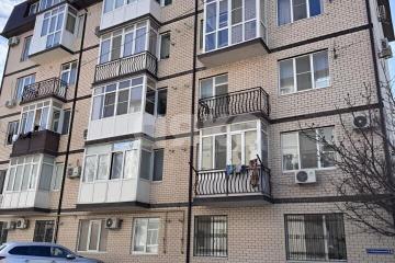 Фото №1: 1-комнатная квартира 49&nbsp;м², 2/5&nbsp;эт. - Геленджик, мкр. 5-й, ул. Кабардинская, 18