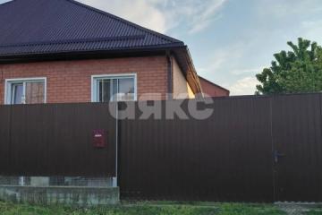 Фото №1: Дом 64&nbsp;м² + 2.5&nbsp;сот., 1&nbsp;эт. - Новокубанск, мкр. Юбилейный, ул. Домостроителей, 28