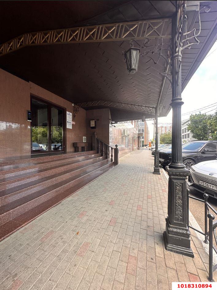 Фото №1: Торговое помещение 263&nbsp;м², 2&nbsp;эт. - Краснодар, Центральный внутригородской округ, Покровка, мкр. Центральный, ул. Кутузова, 75