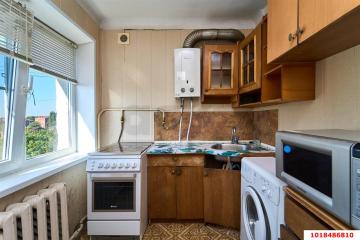Фото №1: 3-комнатная квартира 49&nbsp;м², 5/5&nbsp;эт. - Краснодар, мкр. Черёмушки, ул. Бургасская, 4