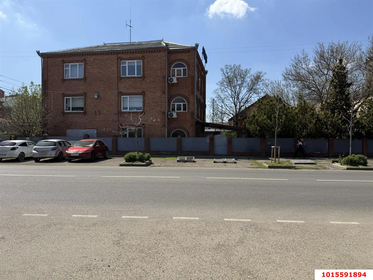 Фото №3: Отдельное здание 321&nbsp;м², 1/3&nbsp;эт. - Краснодар, мкр. Западный внутригородской округ, ул. Рашпилевская, 275